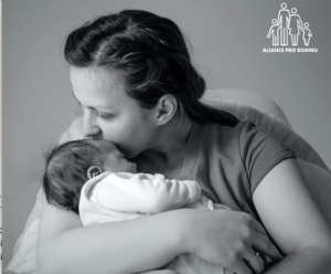 Náhradní/surogátní mateřství porušuje základní lidská práva